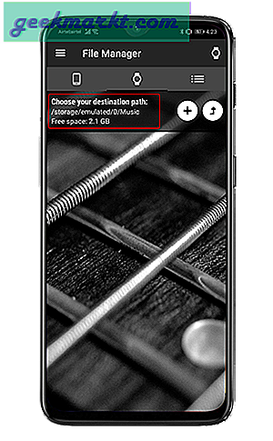 Du kan lytte til musikk på Apple Watch ved å koble den til AirPods, uten at den sammenkoblede iPhone er i nærheten. Det viser seg at du kan gjøre det samme med Android-klokke og alle Bluetooth-øretelefoner. Dette er hvordan.