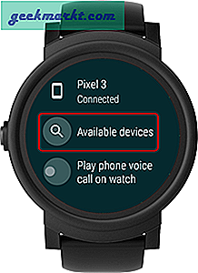 Du kan lytte til musikk på Apple Watch ved å koble den til AirPods, uten at den sammenkoblede iPhone er i nærheten. Det viser seg at du kan gjøre det samme med Android-klokke og alle Bluetooth-øretelefoner. Dette er hvordan.